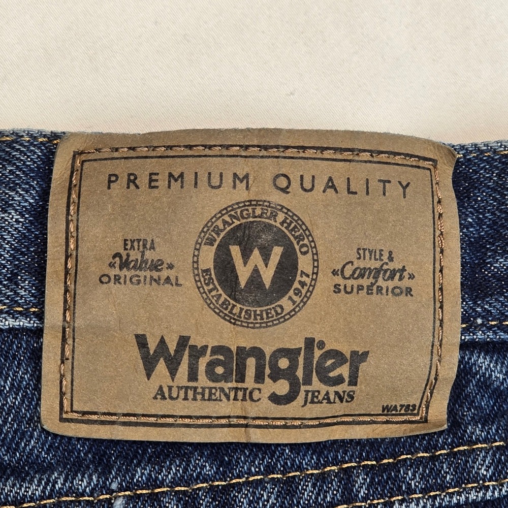 Wrangler Authentics Mens Relaxed Fit Jeans 42x30 Medium Wash Blue Denim 97601DR - Picture 6 of 16